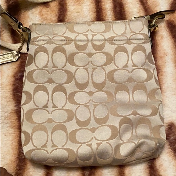 Coach Poppy Gold Tan Full Zipper Crossbody - Picture 4 of 7